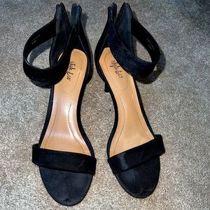 black style & co heals with zip up in back